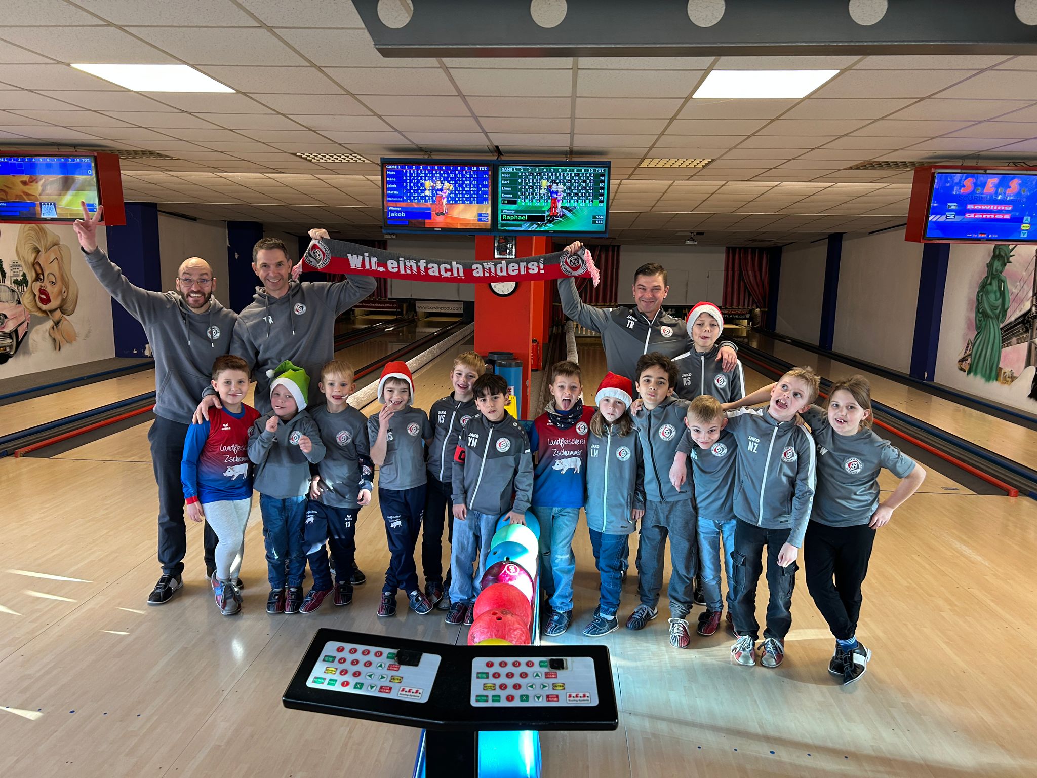 ✨ Weihnachtsfeier 🎅 der F-Jugend im Sports & Strikes 🎄⚽🎳